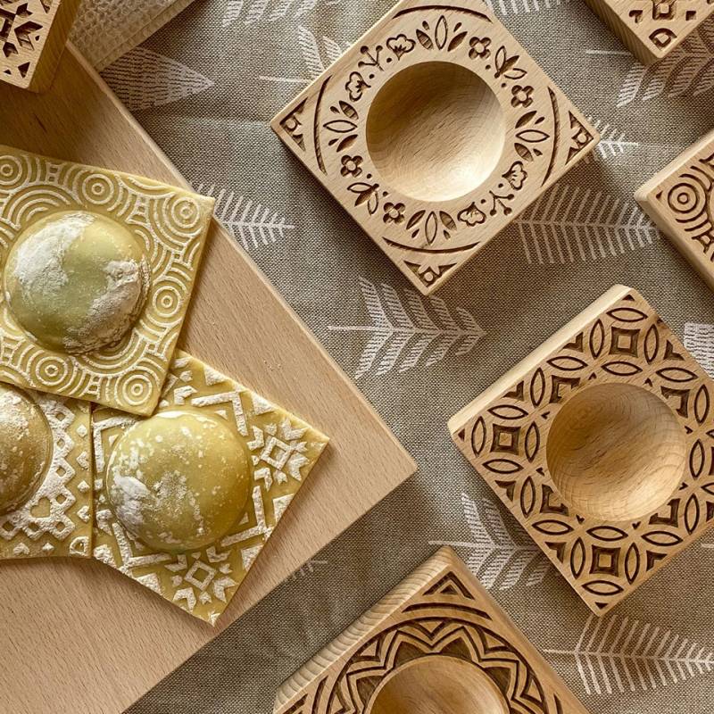 Quadratische Ravioli- und Tortelliform aus Buchenholz mit Mandala-Dekor 10x10 cm